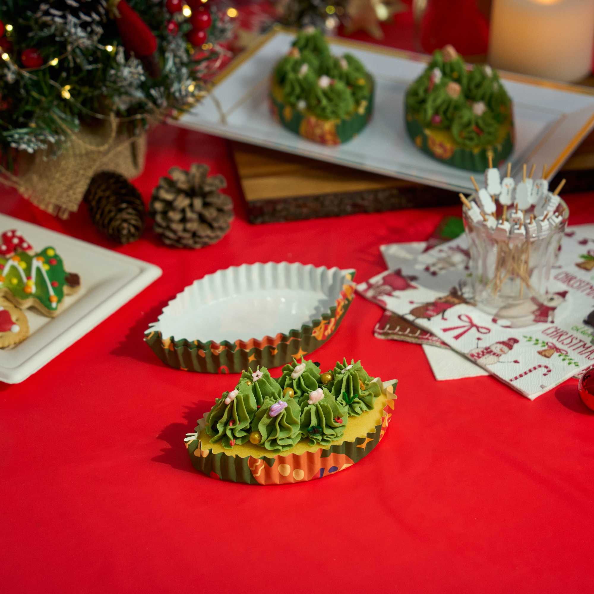 Panificio 5.4 oz Leaf Paper Baking Cup - Christmas, Ridged, Greaseproof - 4" x 3 1/4" x 3/4" - 200 count box