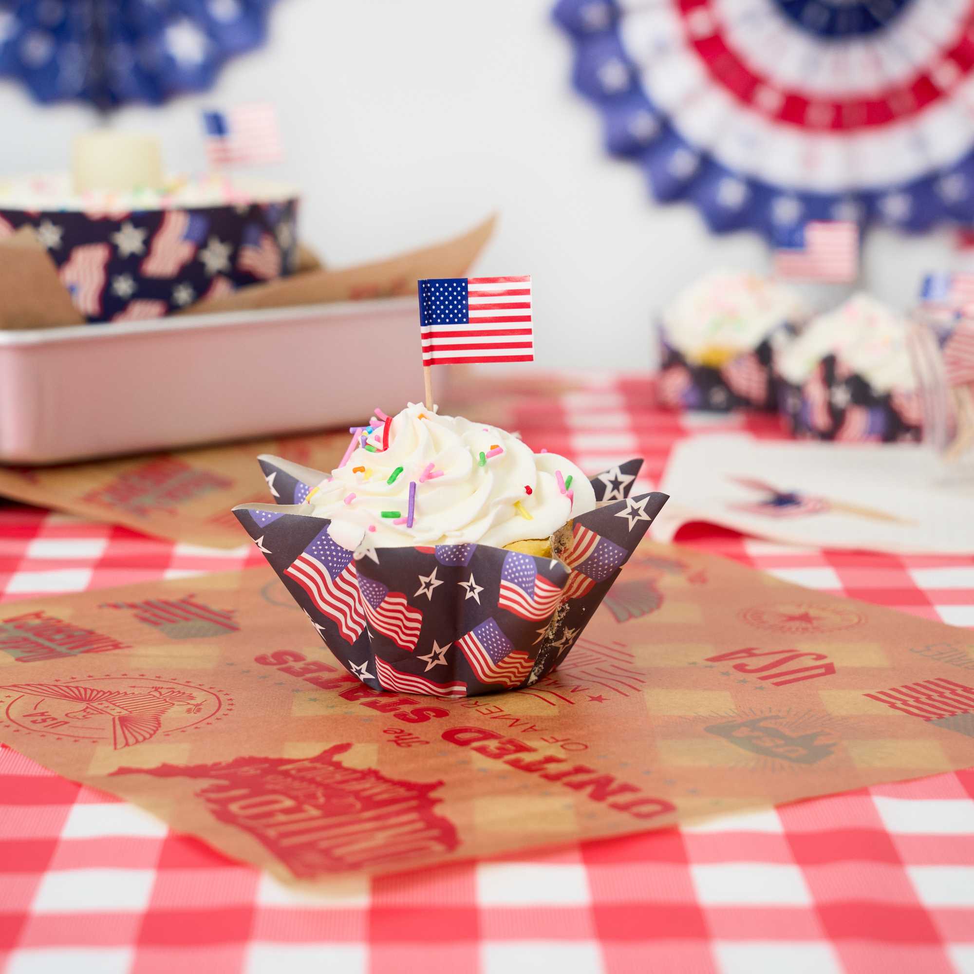Panificio 10.2 oz Octagon Paper Baking Cup - American Flag, Greaseproof - 2 1/4" x 2 1/4" x 2 1/4" - 200 count box