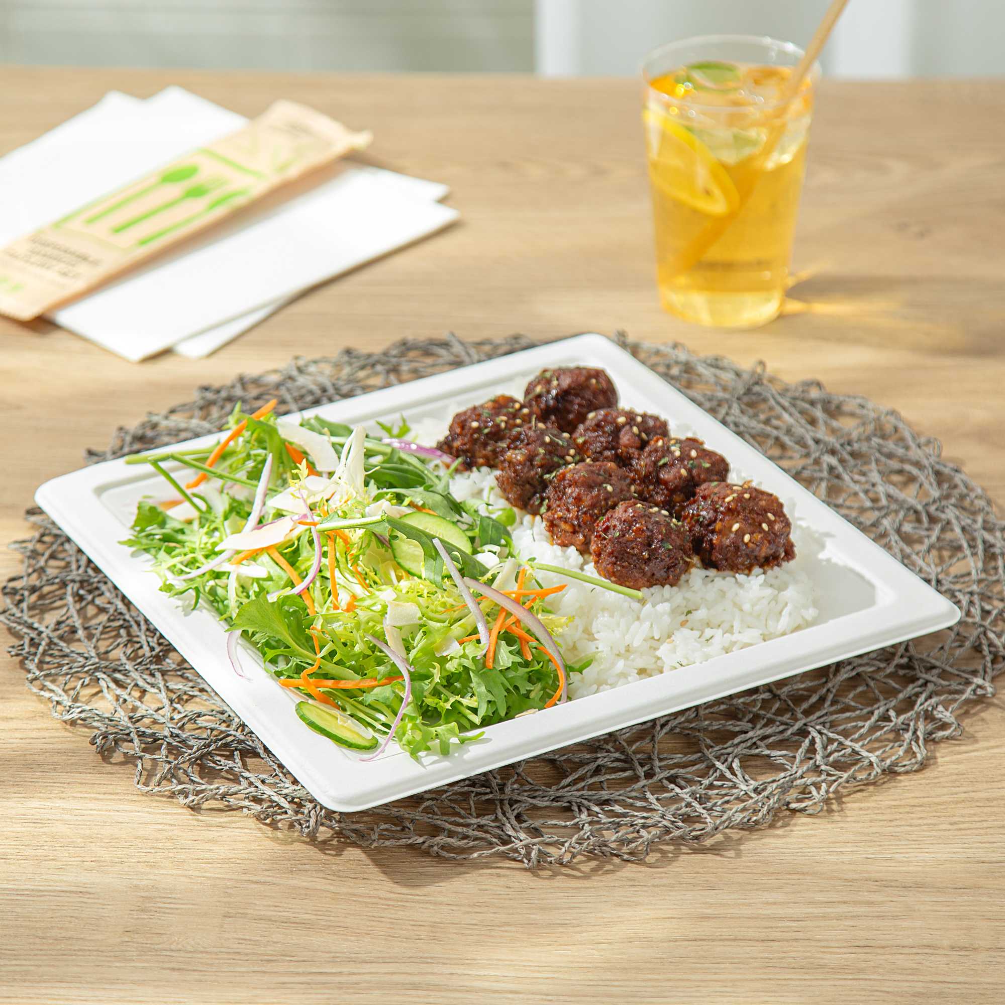 Pulp Safe No PFAS Added Square White Sugarcane / Bagasse Plate - Home Compostable - 10 1/4" x 10 1/4" - 100 Count Box