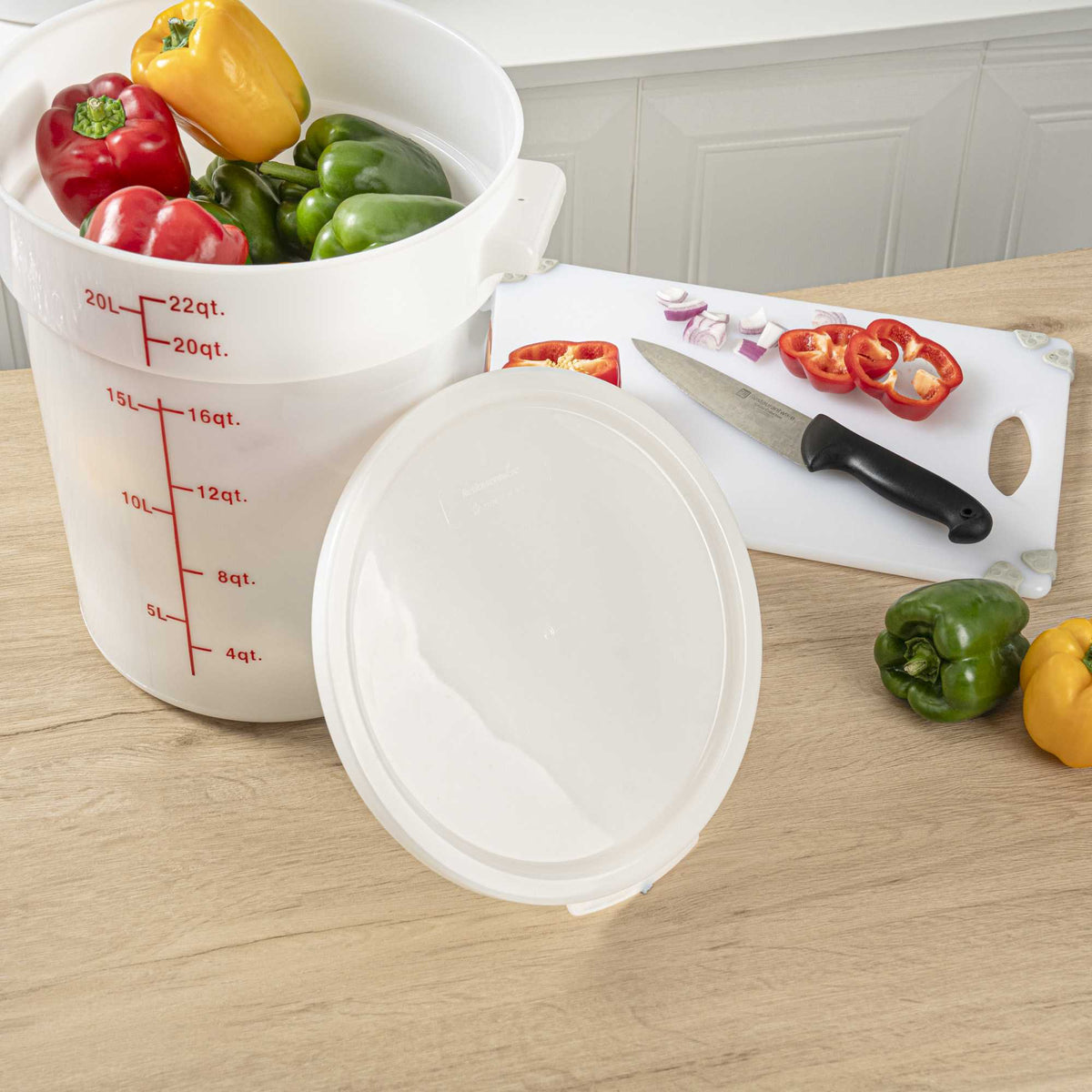 Met Lux Round White Polyethylene Lid - Fits 12 / 18 / 22 qt Food Storage Container - 10 count box